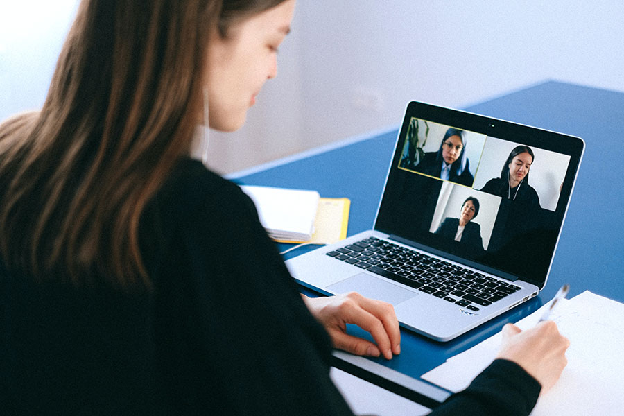 Schreibtischpaneele-Schallschutz-AkustikKompetenz-Office-Agentur-Kanzlei-Buero-Arbeit-Video-Meeting