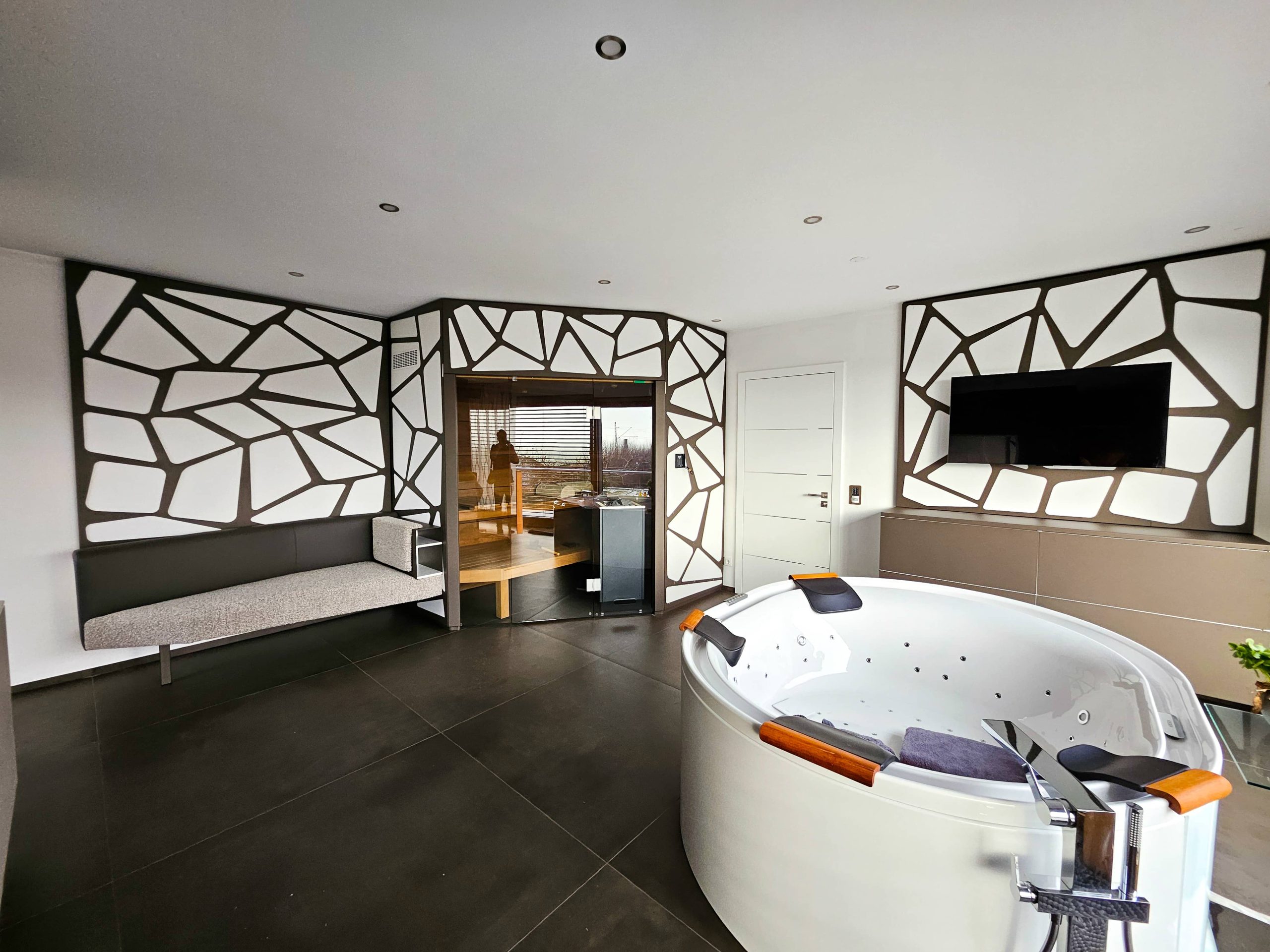 akustikkompetenz-akustisch-wirksame-wandverkleidung-in-einem-privathaus-4