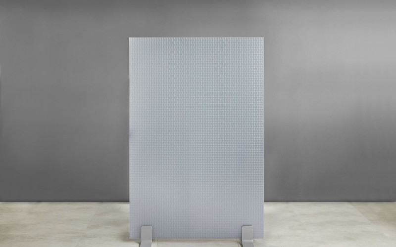 akustikkompetenz-by-planex-satinierte-stellwand-aus-microperf-bild-von-studio-3001
