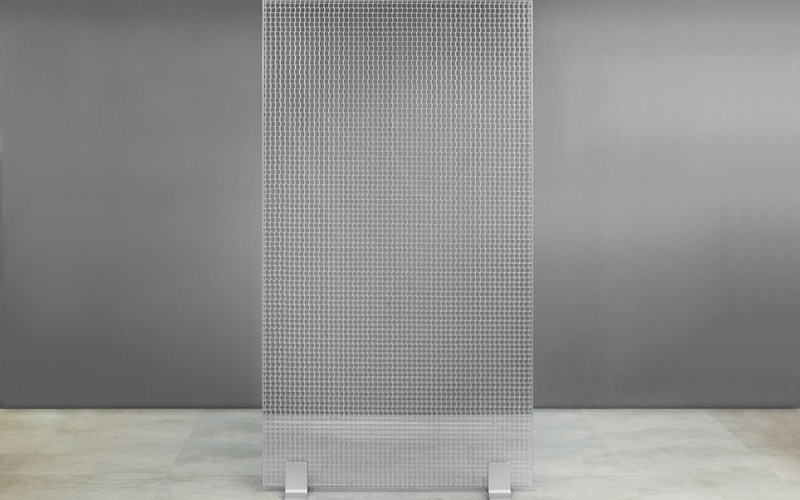 akustikkompetenz-by-planex-transparente-stellwand-aus-microperf-bild-von-studio-3001